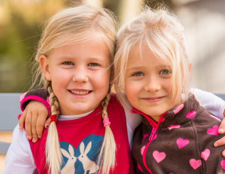 Kindergartenfotografie - beste Freundinnen